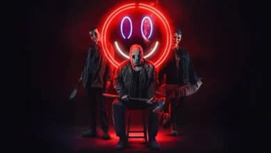 Imagem de divulgação do filme Os Estranhos: Capítulo 2 (2025), mostrando os vilões mascarados em frente a um letreiro de neon vermelho.