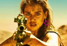 Matilda Lutz mira com uma arma em cena do filme Vingança (2017), dirigido por Coralie Fargeat.