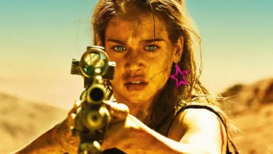 Matilda Lutz mira com uma arma em cena do filme Vingança (2017), dirigido por Coralie Fargeat.