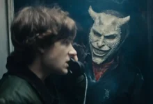 Mason Thames e Ethan Hawke em cena de O Telefone Preto 2 (Black Phone 2)