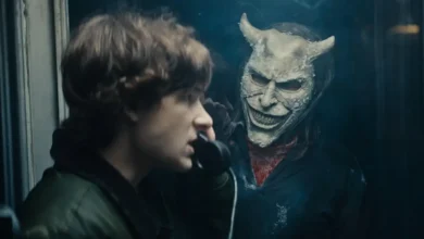 Mason Thames e Ethan Hawke em cena de O Telefone Preto 2 (Black Phone 2)