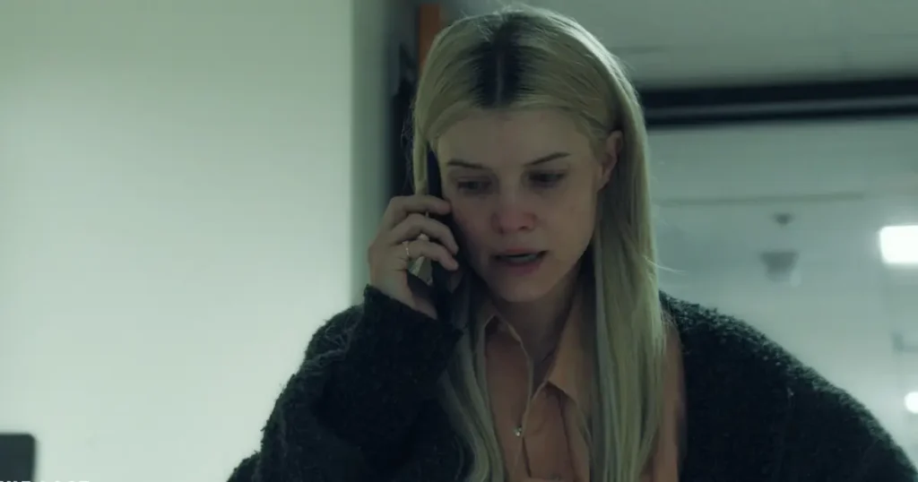 Sarah Jones em cena como Sally Wainwright no drama O Último Rodeio (The Last Rodeo).