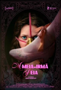 Pôster oficial do filme A Meia-Irmã Feia (2025), mostrando uma mulher com máscara dourada e olhos azuis intensos, observando por trás de um sapato rosa.