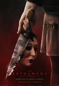 Pôster oficial do filme Os Estranhos: Capítulo 2 (2025), mostrando uma máscara ensanguentada e uma faca.