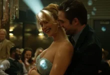 Robert Pattinson e Jennifer Lawrence em cena do filme Morra, Amor (2025), suspense psicológico dirigido por Lynne Ramsay.