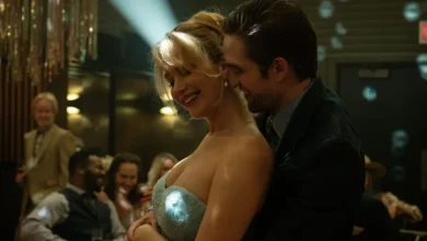 Robert Pattinson e Jennifer Lawrence em cena do filme Morra, Amor (2025), suspense psicológico dirigido por Lynne Ramsay.