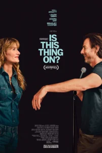 Pôster oficial de Isso Ainda Está de Pé Pôster oficial de Isso Ainda Está de Pé com Laura Dern e Bradley Cooper em cena de stand-up comedy fundo preto