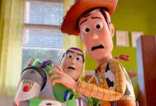 Cena do primeiro teaser de Toy Story 5, mostrando Woody e Buzz Lightyear surpresos na nova animação da Pixar.