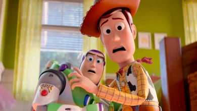 Cena do primeiro teaser de Toy Story 5, mostrando Woody e Buzz Lightyear surpresos na nova animação da Pixar.