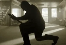 Tom Cruise como Digger em cena do filme Digger (2026), dirigido por Alejandro González Iñárritu