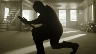 Tom Cruise como Digger em cena do filme Digger (2026), dirigido por Alejandro González Iñárritu