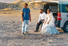 Cena do filme “Foi Apenas um Acidente” (2025) mostrando Vahid Mobasseri, Majid Panahi, Mariam Afshari, Mohamad Ali Elyasmehr e Hadis Pakbaten ao lado de uma van no deserto.