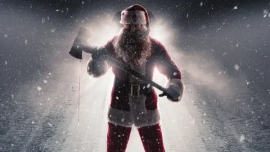 Rohan Campbell como Papai Noel assassino segurando um machado em cena de Natal Sangrento (2025).