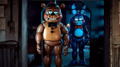 Animatrônicos Freddy Fazbear e Bonnie em cena tensa do filme Five Nights at Freddy’s 2 (2025).