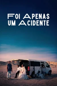 Pôster oficial de Foi Apenas Um Acidente (2025), novo filme de Jafar Panahi, mostrando o elenco ao lado de uma van no deserto sob um céu azul profundo.