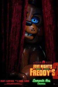 Pôster oficial de Five Nights at Freddy’s 2 mostrando Freddy espiando entre cortinas vermelhas.