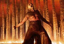 Ralph Fiennes em cena intensa de Extermínio: O Templo dos Ossos (28 Years Later: The Bone Temple), filme de terror pós-apocalíptico com estreia em 2026