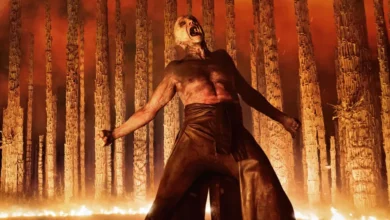 Ralph Fiennes em cena intensa de Extermínio: O Templo dos Ossos (28 Years Later: The Bone Temple), filme de terror pós-apocalíptico com estreia em 2026