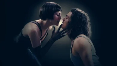 Jennifer Lopez e Tonatiuh protagonizam cena de aproximação e tensão emocional no filme O Beijo da Mulher Aranha (2025)