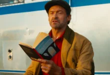 Hugh Jackman como George Hardy em As Ovelhas Detetives, comédia de mistério com Emma Thompson
