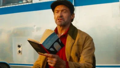 Hugh Jackman como George Hardy em As Ovelhas Detetives, comédia de mistério com Emma Thompson