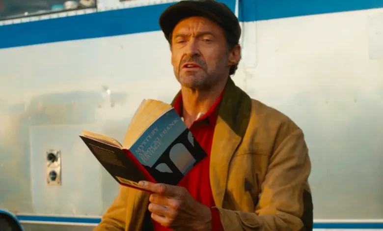 Hugh Jackman como George Hardy em As Ovelhas Detetives, comédia de mistério com Emma Thompson