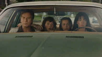 Ewan McGregor, Anne Hathaway, Maisy Stella e Christian Convery dentro de carro vintage em cena de O Fim da Rua 2026, filme de ficção científica dirigido por David Robert Mitchell