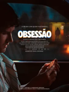 Pôster oficial do filme de terror Obsessão (2025) com Michael Johnston segurando uma carta dentro de um carro