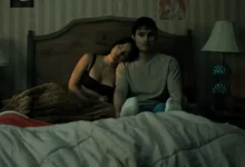 Michael Johnston e Inde Navarrette em cena do filme de terror Obsessão (2025), dirigido por Curry Barker