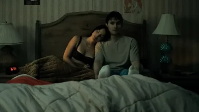 Michael Johnston e Inde Navarrette em cena do filme de terror Obsessão (2025), dirigido por Curry Barker