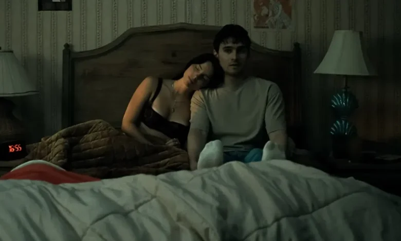 Michael Johnston e Inde Navarrette em cena do filme de terror Obsessão (2025), dirigido por Curry Barker