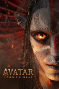 Pôster de Avatar 3: Fogo e Cinzas (2025) com close no rosto de uma Na’vi com olho iluminado em tons de fogo