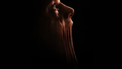 Pôster de Cara-de-Barro (Clayface) (2026) mostrando o rosto de Matt Hagen se deformando e derretendo em argila sobre um fundo escuro.