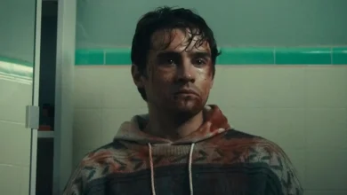 Michael Johnston ensanguentado em cena do filme Obsessão (2025), thriller dirigido por Curry Barker