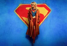 Milly Alcock como Supergirl em imagem promocional do filme Supergirl (2026), do novo Universo DC liderado por James Gunn e Peter Safran