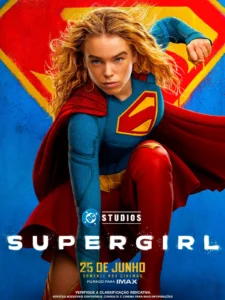 Supergirl, vivida por Milly Alcock, aparece em uma pose dinâmica no pôster oficial de Supergirl (2026), trajando o icônico uniforme azul e vermelho, com o emblemático símbolo da heroína destacado ao fundo.