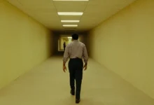 Chiwetel Ejiofor caminhando por um corredor surreal no filme Backrooms: Um Não-Lugar (2026)