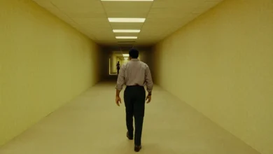Chiwetel Ejiofor caminhando por um corredor surreal no filme Backrooms: Um Não-Lugar (2026)