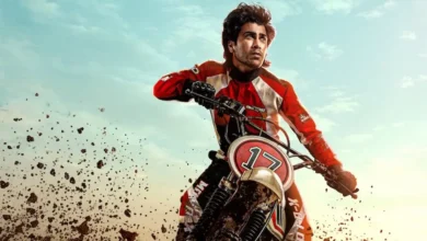 Sharwanand como Vikas Narayan pilotando uma moto em cena do filme Motoqueiro (2026), produção indiana disponível na Netflix