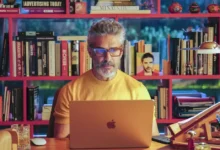 Leonardo Sbaraglia em frente a um notebook em cena do filme Natal Amargo (2026), dirigido por Pedro Almodóvar