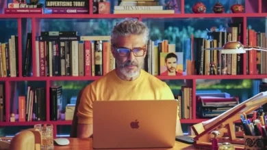 Leonardo Sbaraglia em frente a um notebook em cena do filme Natal Amargo (2026), dirigido por Pedro Almodóvar