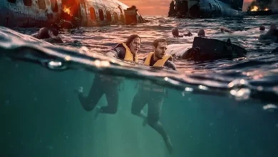 Sobreviventes nadam entre os destroços de um avião no oceano em cena do filme de terror e sobrevivência Águas Mortais (Deep Water), estrelado por Aaron Eckhart e Ben Kingsley.