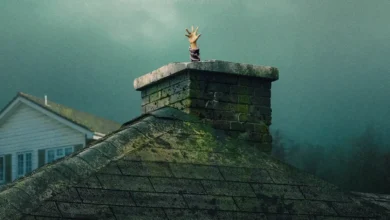 Mão misteriosa surge da chaminé em cena sombria de A Última Casa, suspense estrelado por Wagner Moura e Greta Lee.