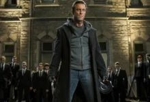 Aaron Eckhart como Adam em cena do filme Frankenstein: Entre Anjos e Demônios (2014), enfrentando forças sobrenaturais em frente a um prédio gótico.