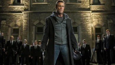 Aaron Eckhart como Adam em cena do filme Frankenstein: Entre Anjos e Demônios (2014), enfrentando forças sobrenaturais em frente a um prédio gótico.
