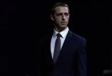 Jeremy Strong interpreta Mark Zuckerberg em cena do filme O Outro Lado das Redes (2026), drama dirigido por Aaron Sorkin sobre os bastidores e controvérsias das redes sociais.