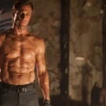 Aaron Eckhart como Adam exibe cicatrizes em Frankenstein: Entre Anjos e Demônios (2014).