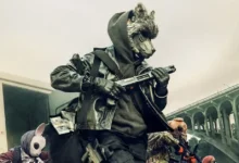 Imagem promocional do filme How to Rob a Bank (2026), mostrando uma quadrilha mascarada fugindo após um assalto a banco. O longa é dirigido por David Leitch e estrelado por Nicholas Hoult, Zoë Kravitz, Christian Slater e John C. Reilly.