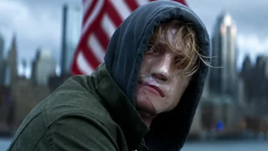 Tom Rhys Harries como Matt Hagen, o Cara-de-Barro (Clayface), em cena do trailer de Cara-de-Barro (2026), usando um moletom com capuz enquanto observa o horizonte.