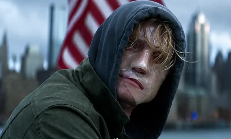 Tom Rhys Harries como Matt Hagen, o Cara-de-Barro (Clayface), em cena do trailer de Cara-de-Barro (2026), usando um moletom com capuz enquanto observa o horizonte.